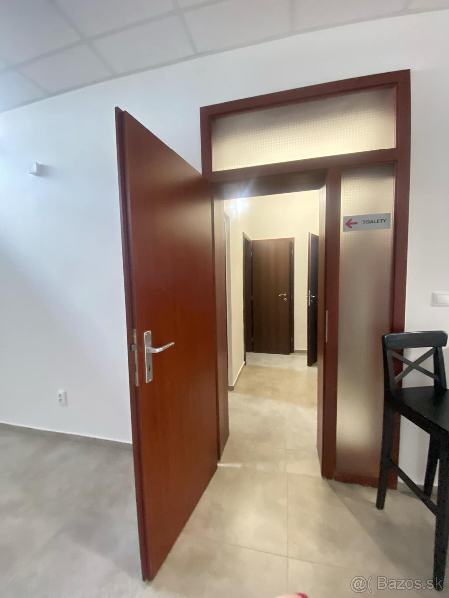 Na prenájom väčší obchodný priestor 230 m² v suteréne v širš - 16