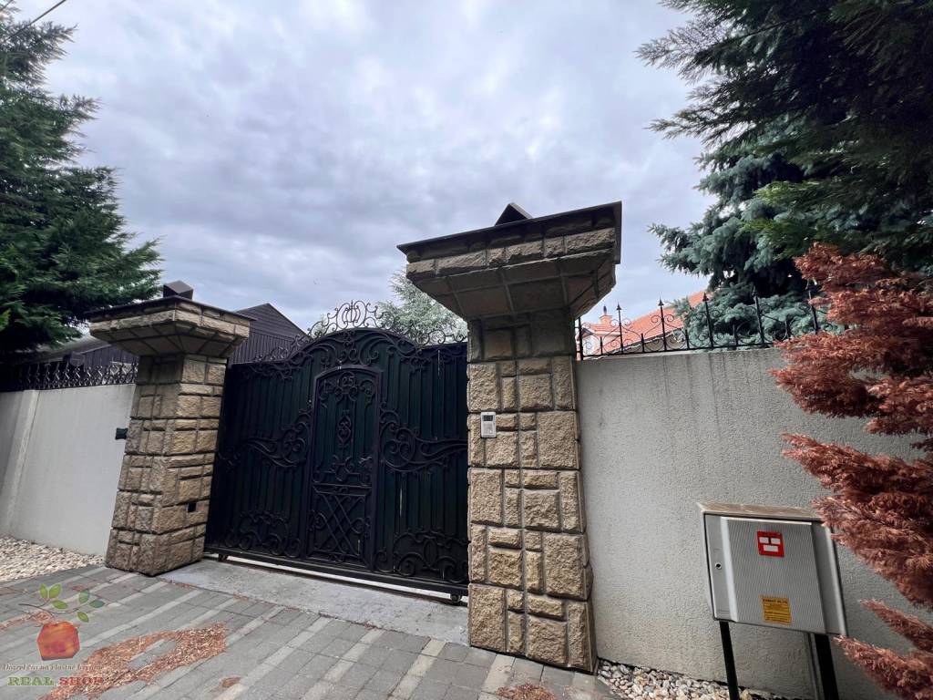 Výnimočná 9-izbová nehnuteľnosť s veľkým pozemkom – ideálna - 16