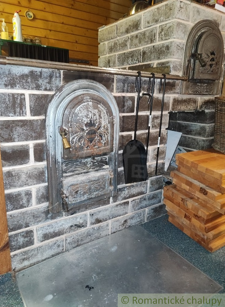 Chata uprostred lesa neďaleko viacerých lyžiarskych stredí - 16