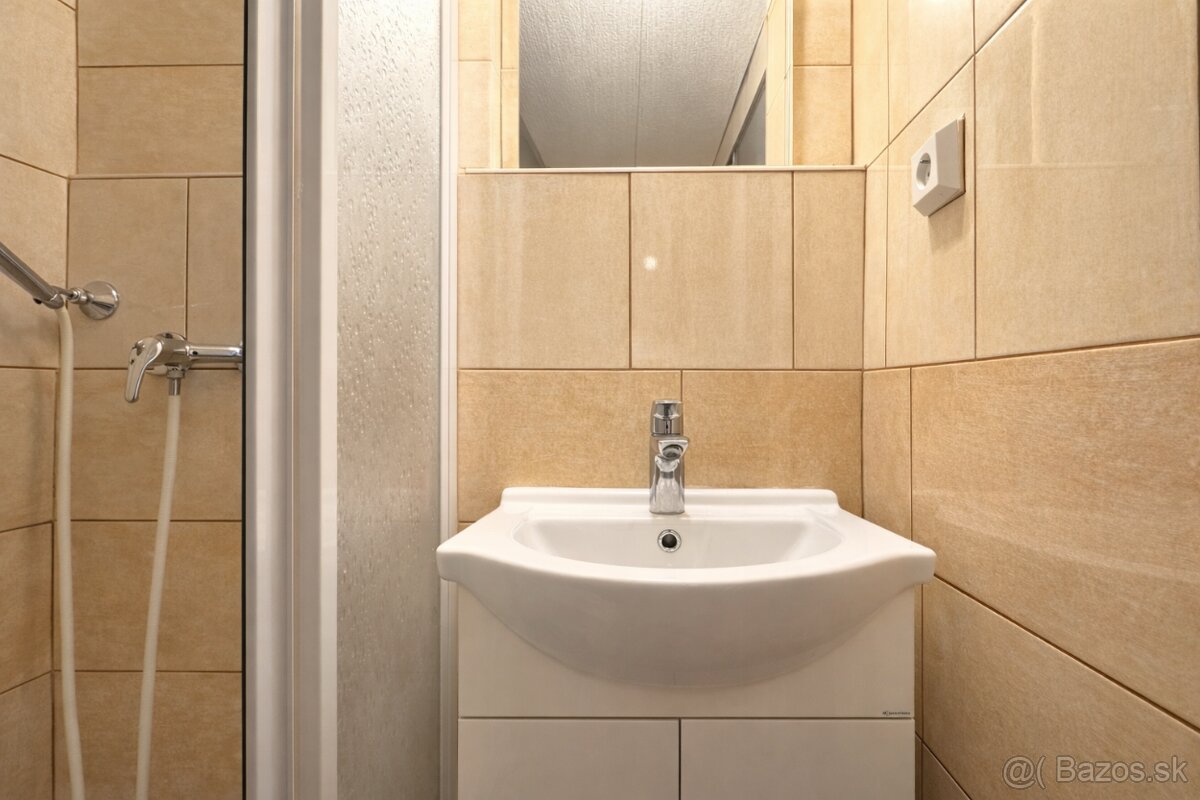 Chatka v Zlatníckej doline na predaj - 16