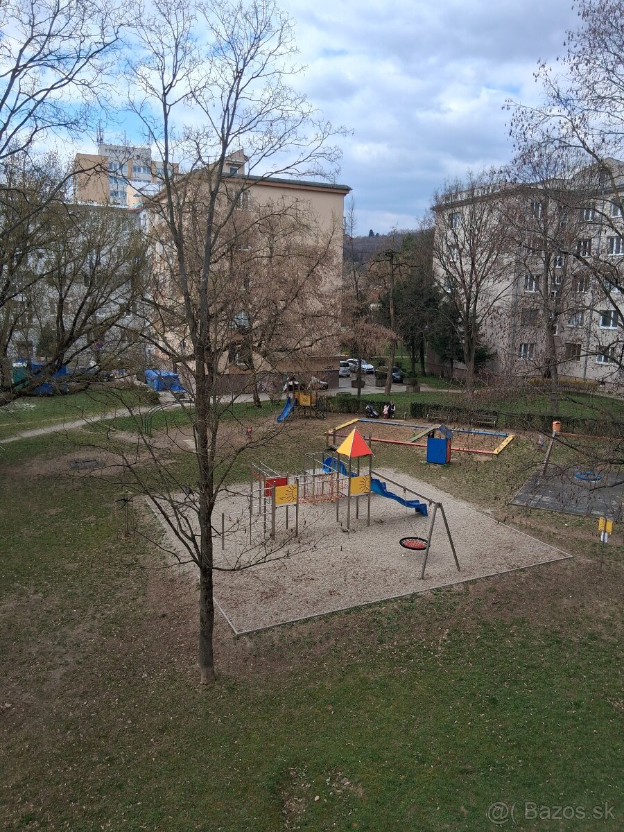 Priestranný 2-izbový byt s balkónom - 16