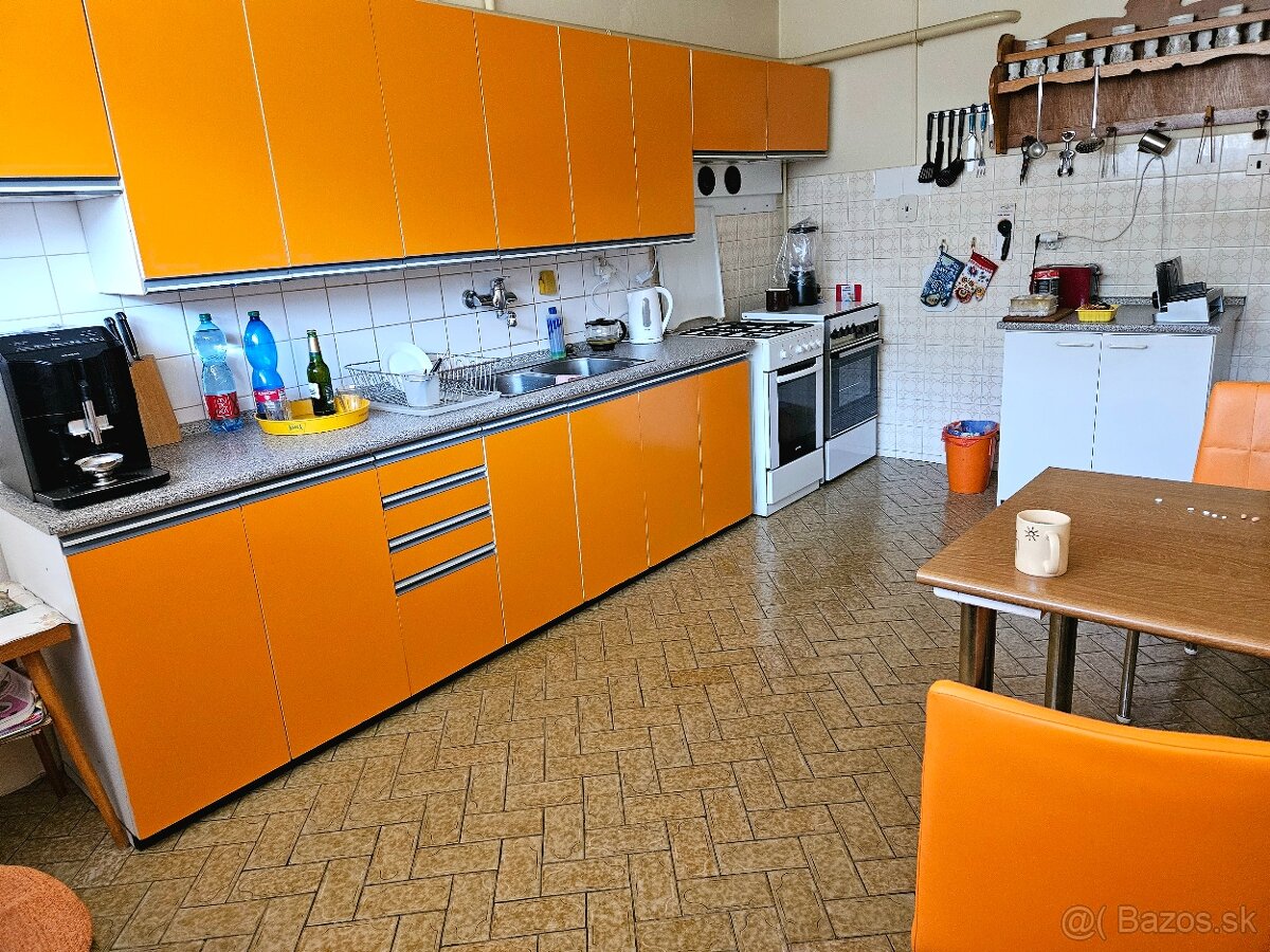 Väčší rodinný dom - garáže pre 4 autá - 16