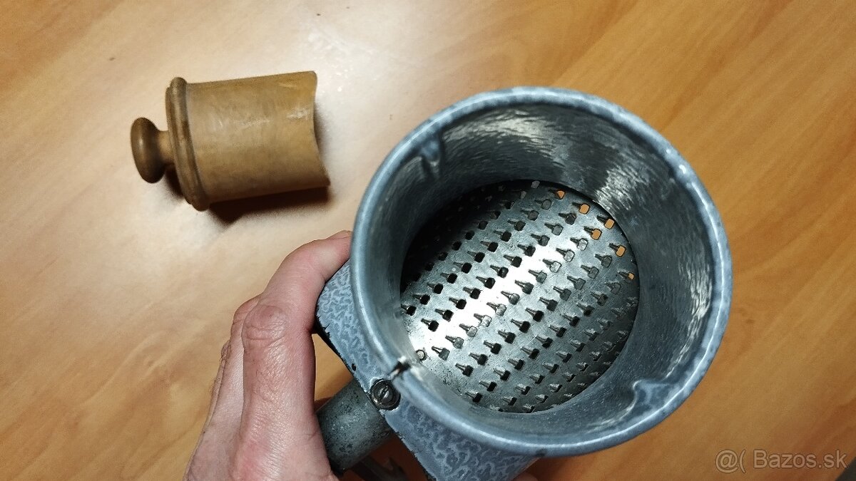 Velmi starý krásný velký mlýnek na strouhanku IDA se smaltem - 16