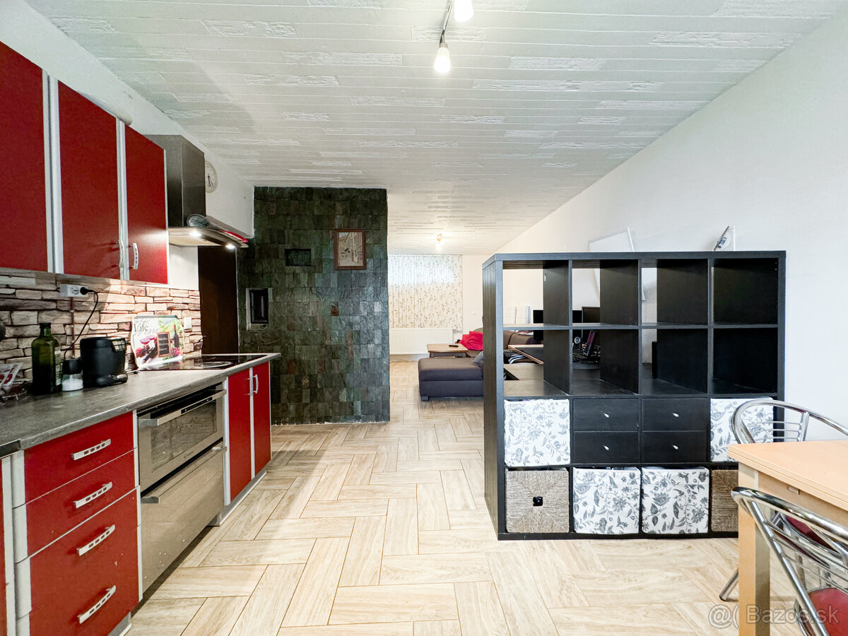 Predáme zariadený 7,5izbový rodinný dom v tichej časti Rače - 16