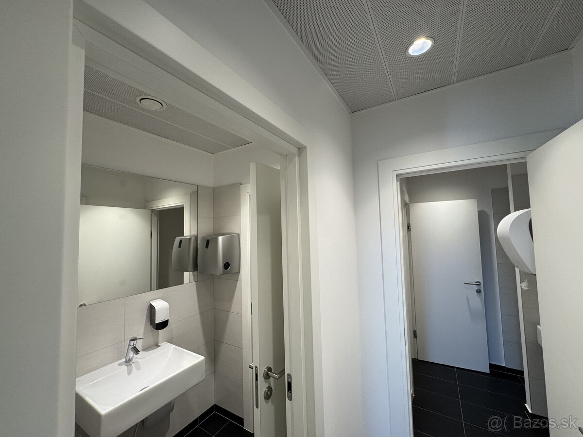 Prenájom samostatného kancelárskeho traktu 750 m² pri jazere - 16