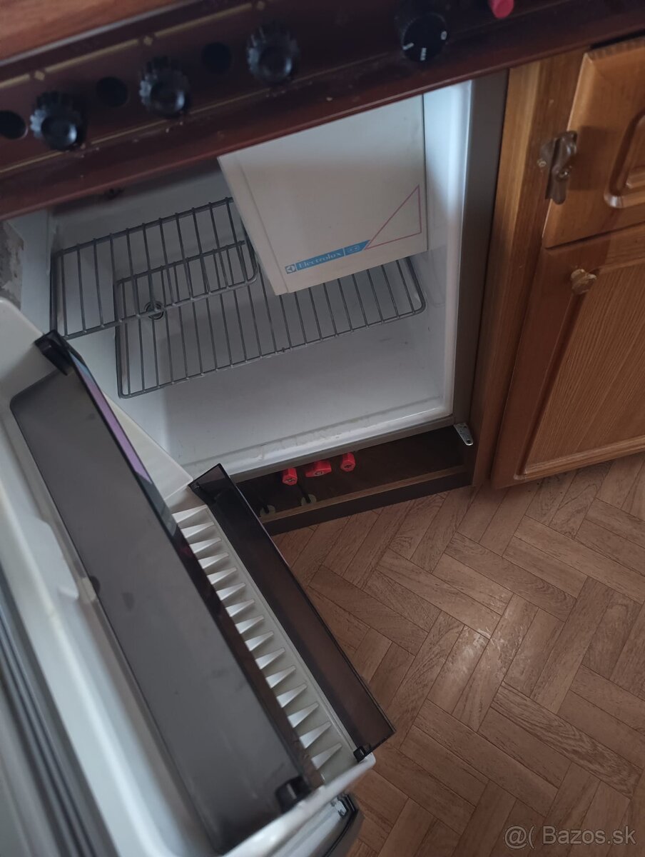 Obytny prives Hobby 430 - predstan, max 1000 kg - 16