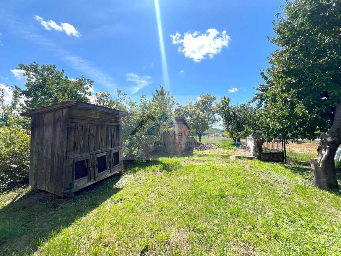 PREDAJ dom s garážou a pozem. v Oslany - 16