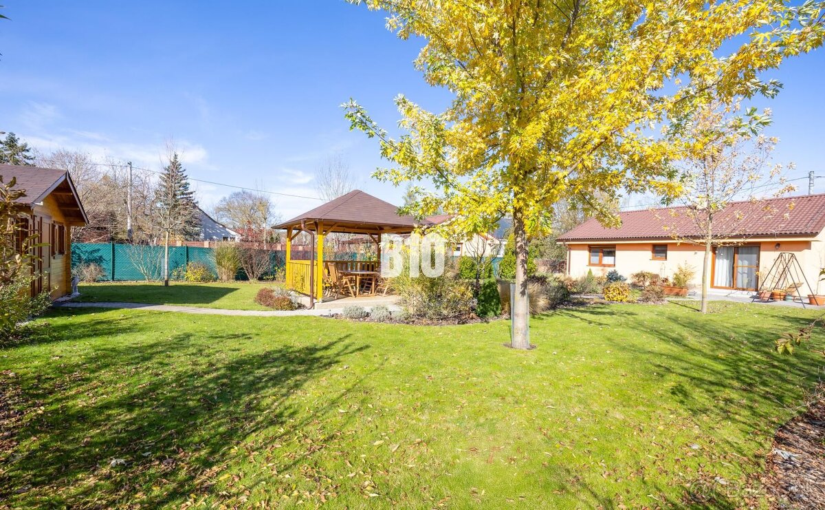 RODINNÝ DOM S ÚŽASNÝM SÚKROMÍM, VEĽKORYSÝM POZEMKOM A MODERN - 16