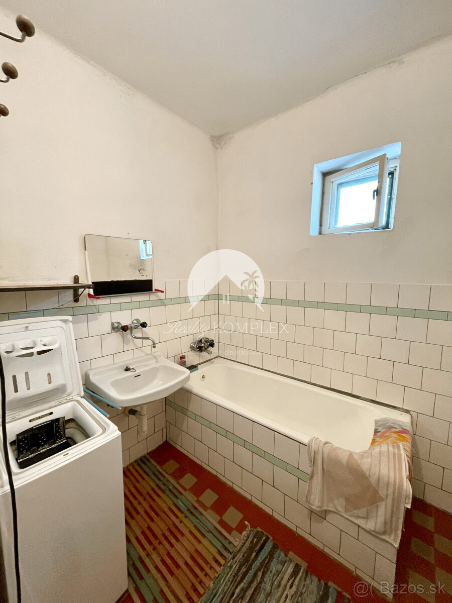 Reality KOMPLEX s.r.o. Vám ponúka priestranný rodinný dom s - 16