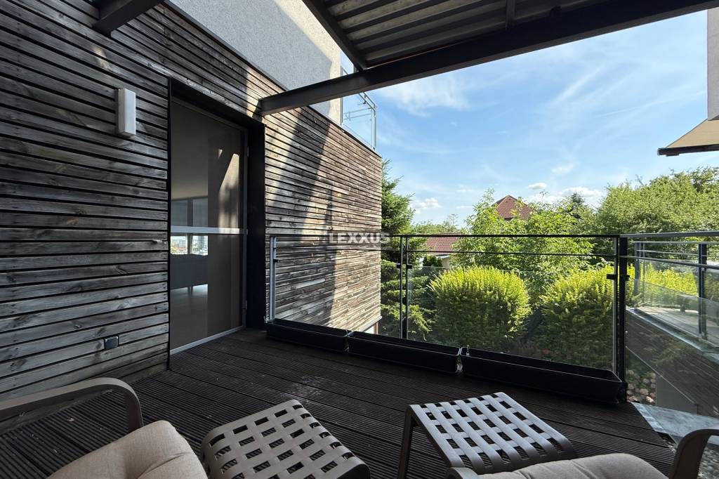 | Dizajnový 3 izbový byt s 2 terasami a garážou na Kolibe - 16