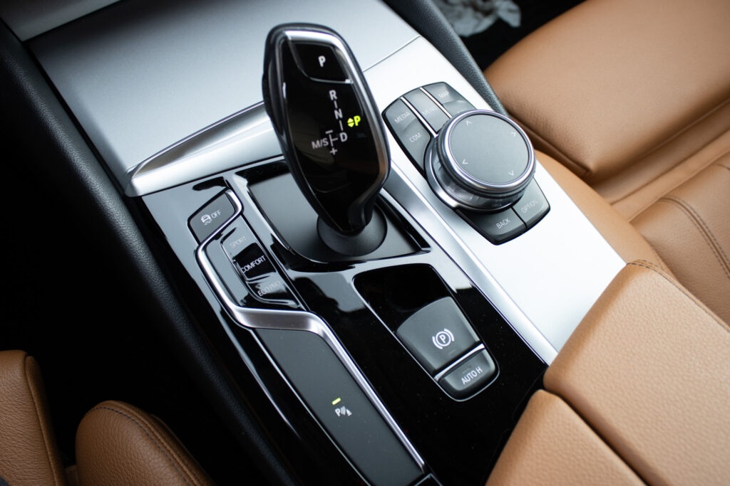 BMW 520d Touring z roku 2017 - 16