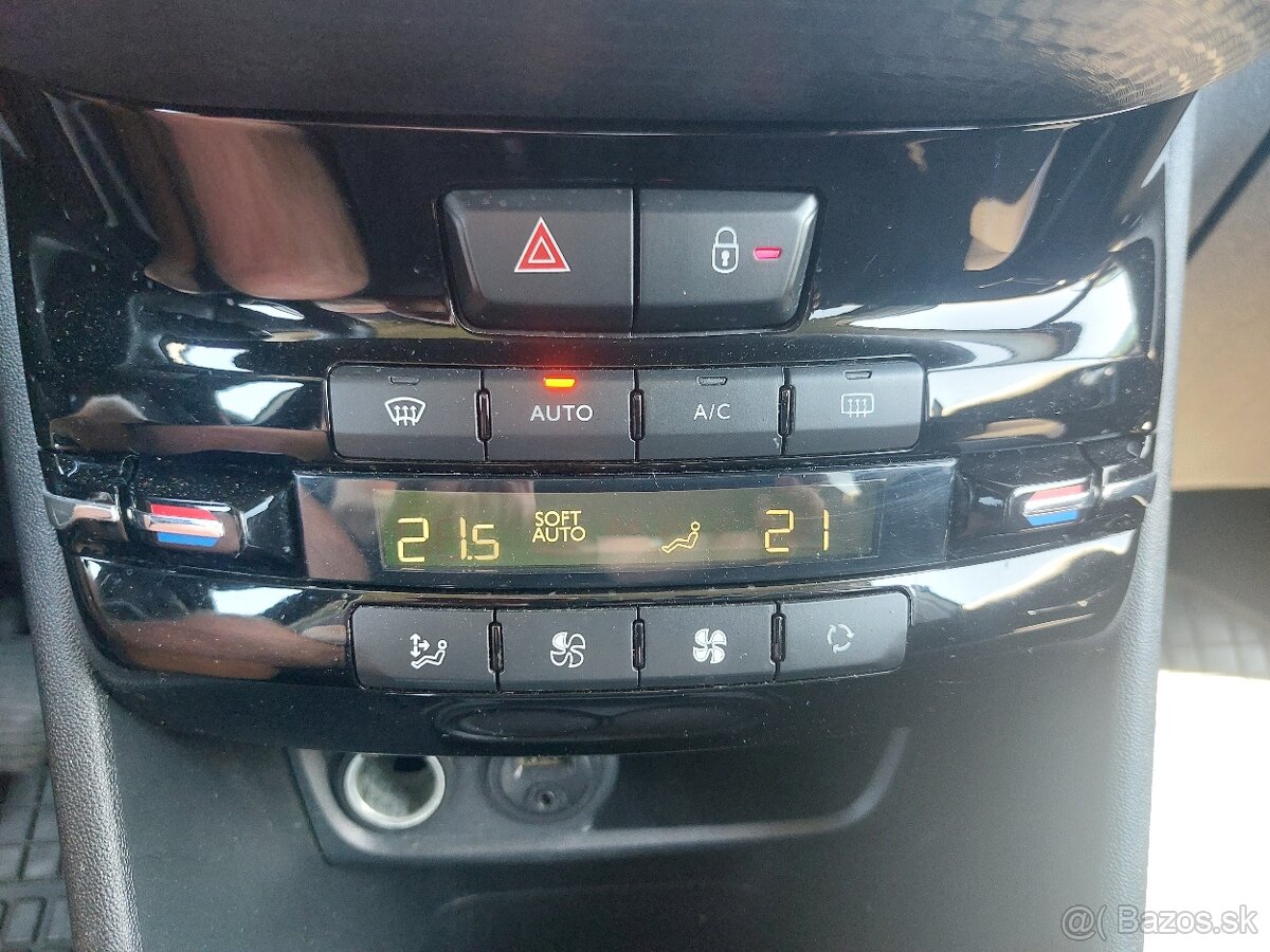 Peugeot 208 1.2 PureTech STYLE - 16