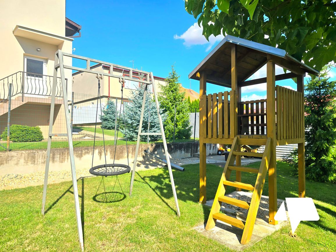 REZERVOVANÝ- Predaj veľký 6- izbový rodinný dom Radava - 16