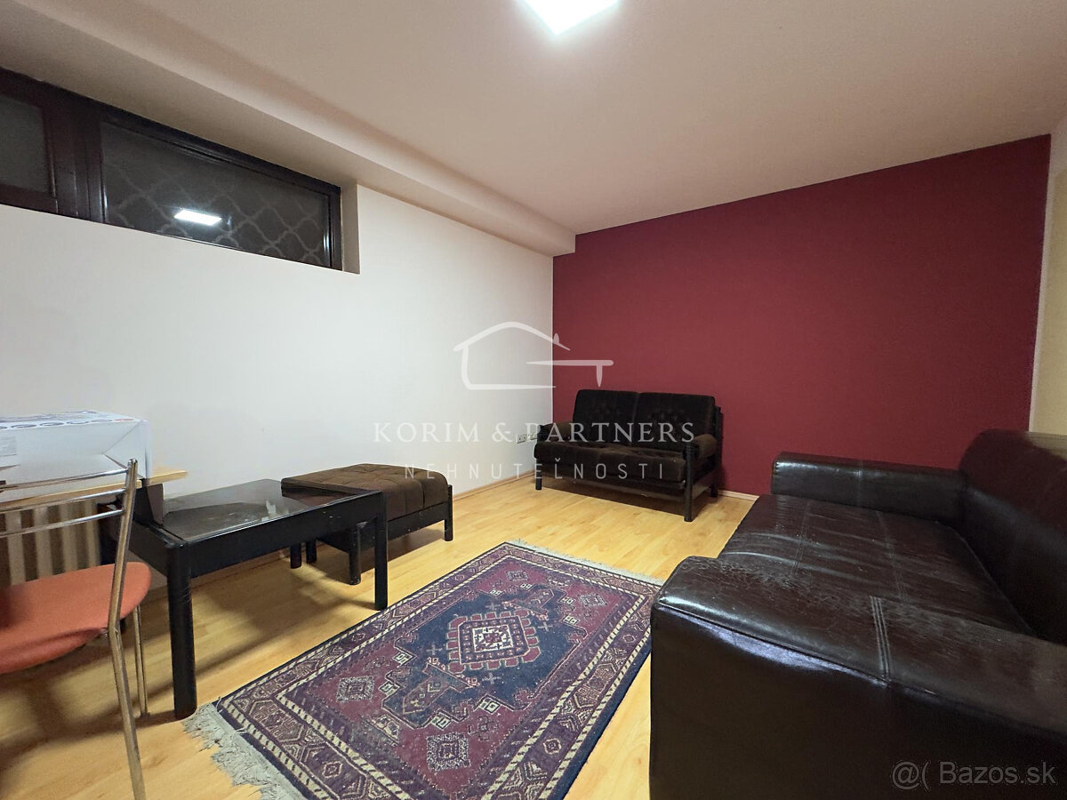 Atypický, priestranný rodinný dom v tichej časti Komárna - 16