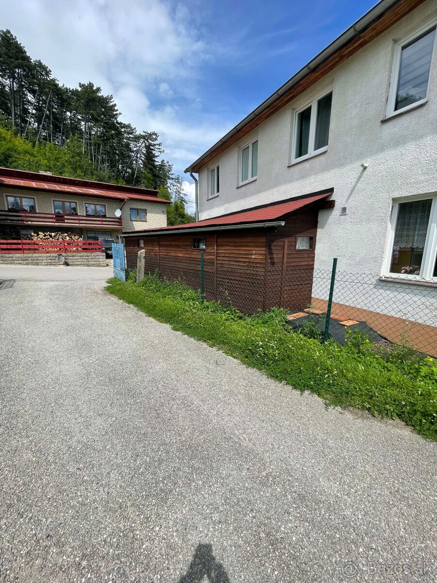 Rodinný dom 7-izbový na bývanie, podnikanie v obci Bystrička - 16