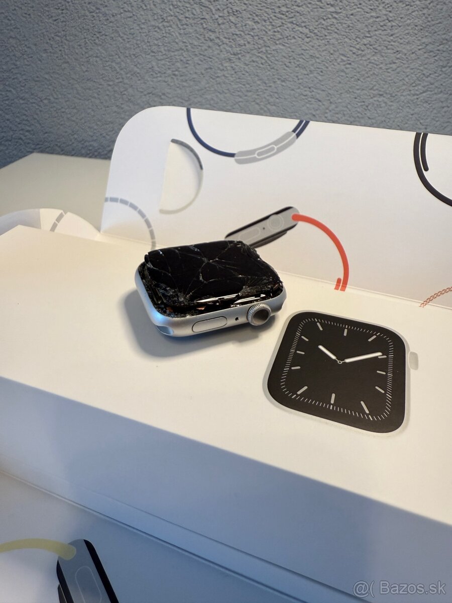 Apple Watch 5 -42mm + Nabíjací Adaptér - 16