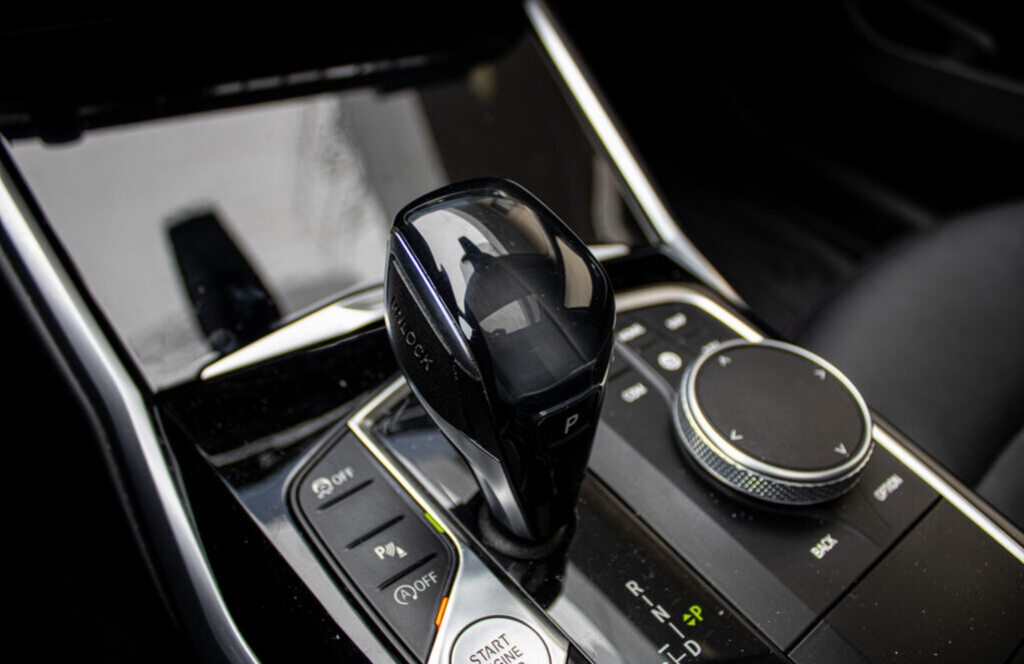 BMW Rad 3 320d Advantage A/T RWD - 16