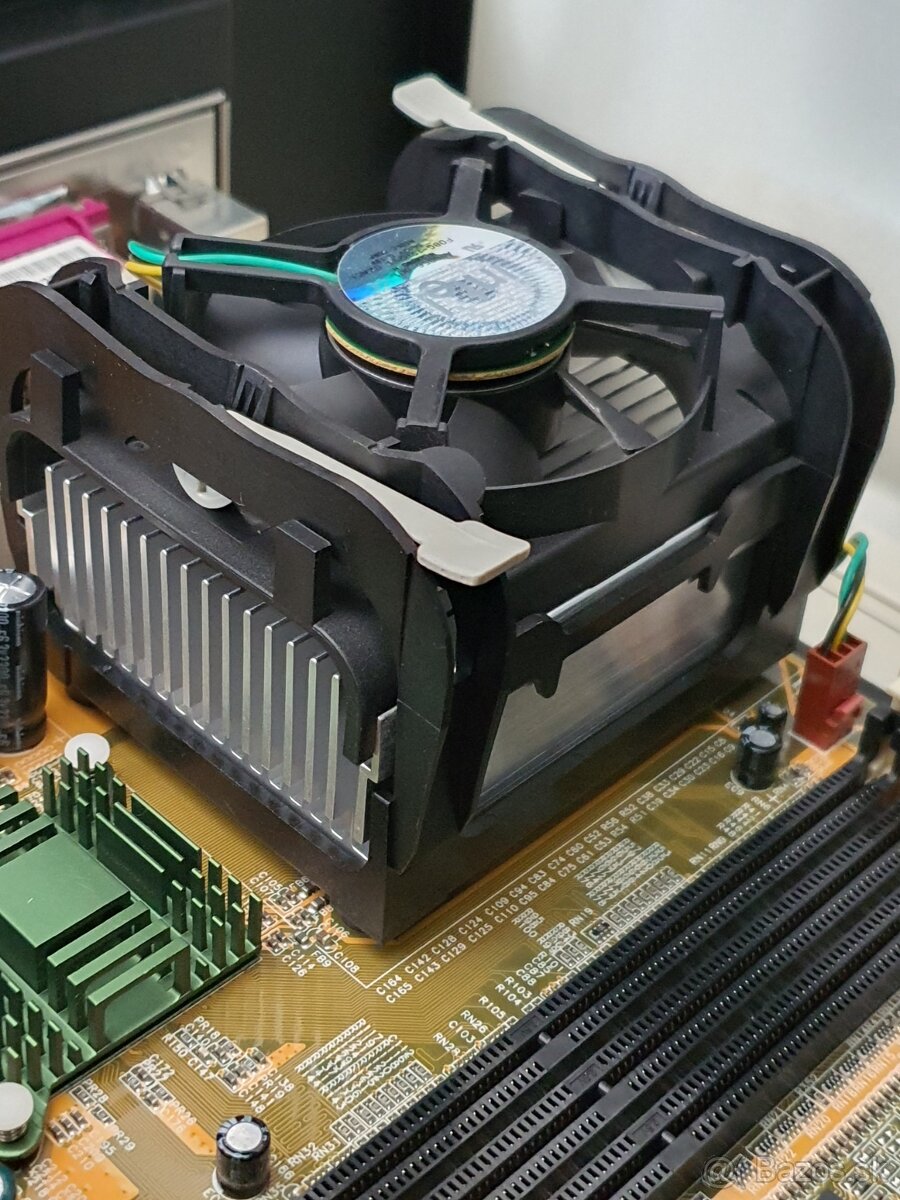 Socket 775: Gigabyte GA-G41M-ES2H, Socket 478: ABIT SR7-8X - 16