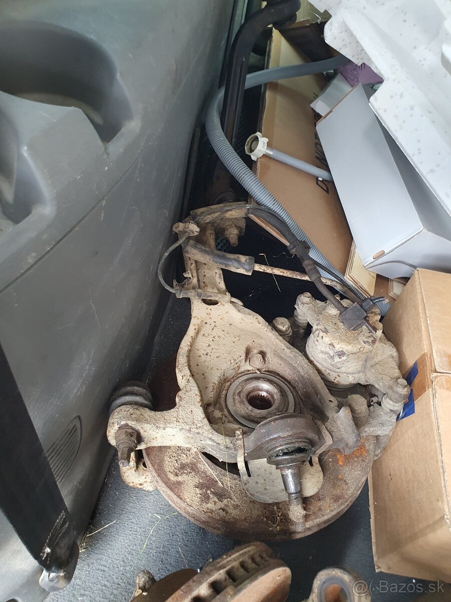 Rozpredám Jeep Cherokee KJ - 16