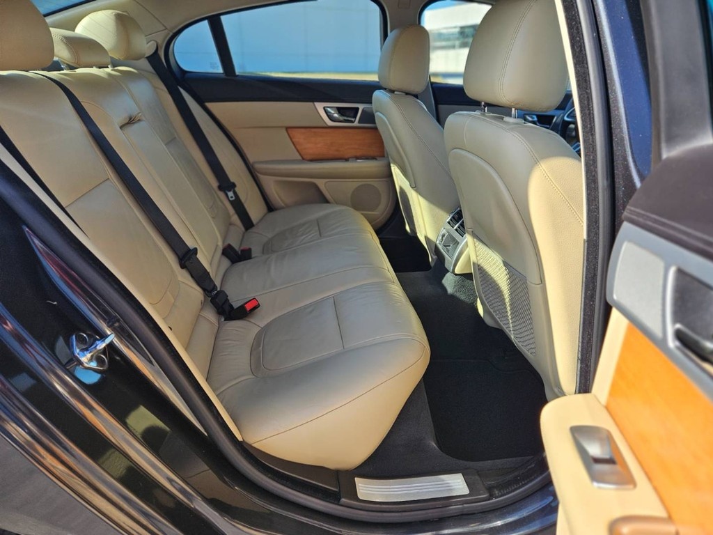 Jaguar XF 2.2D i4 Luxury Automat EDITION - 16