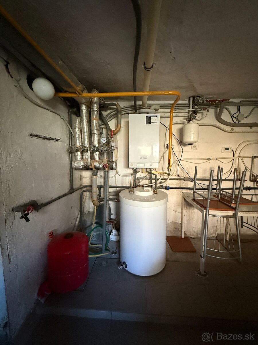 VYZÁLOHOVANÉ PREDAJ - RODINNÝ DOM - ZLATÉ MORAVCE - 16