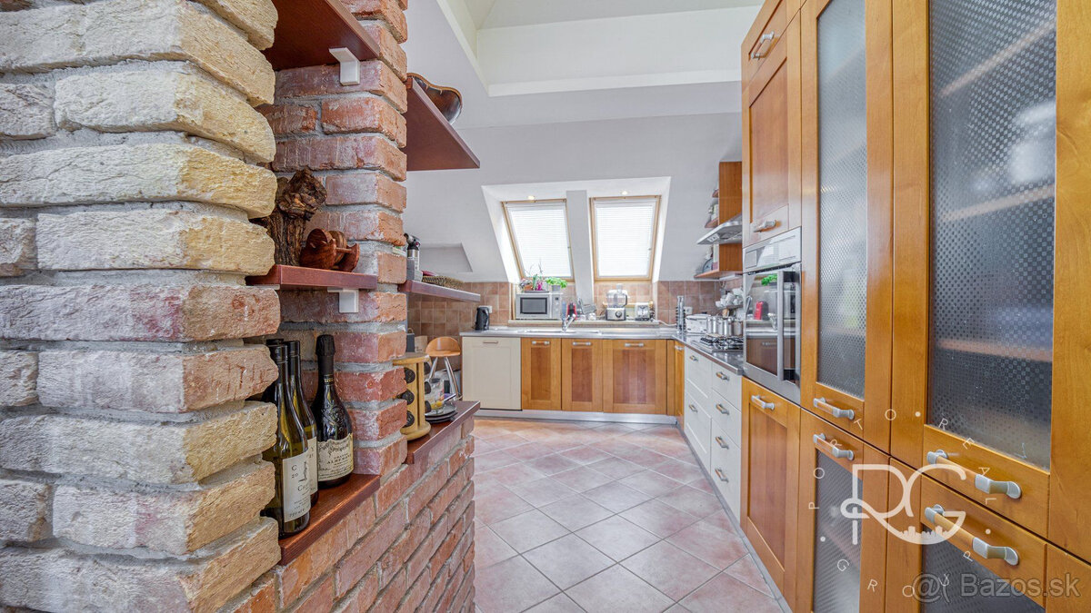 Pôsobivý staromestský byt s veľkou terasou s krásnym výhľado - 16