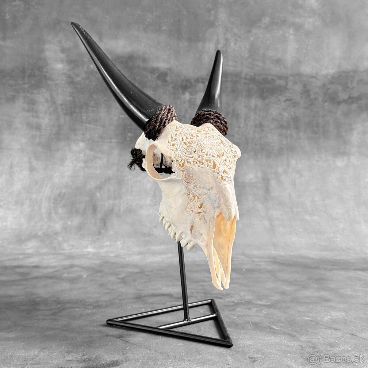 Autentická biela vyrezávaná lebka kozy - motív veľký lotos - 16