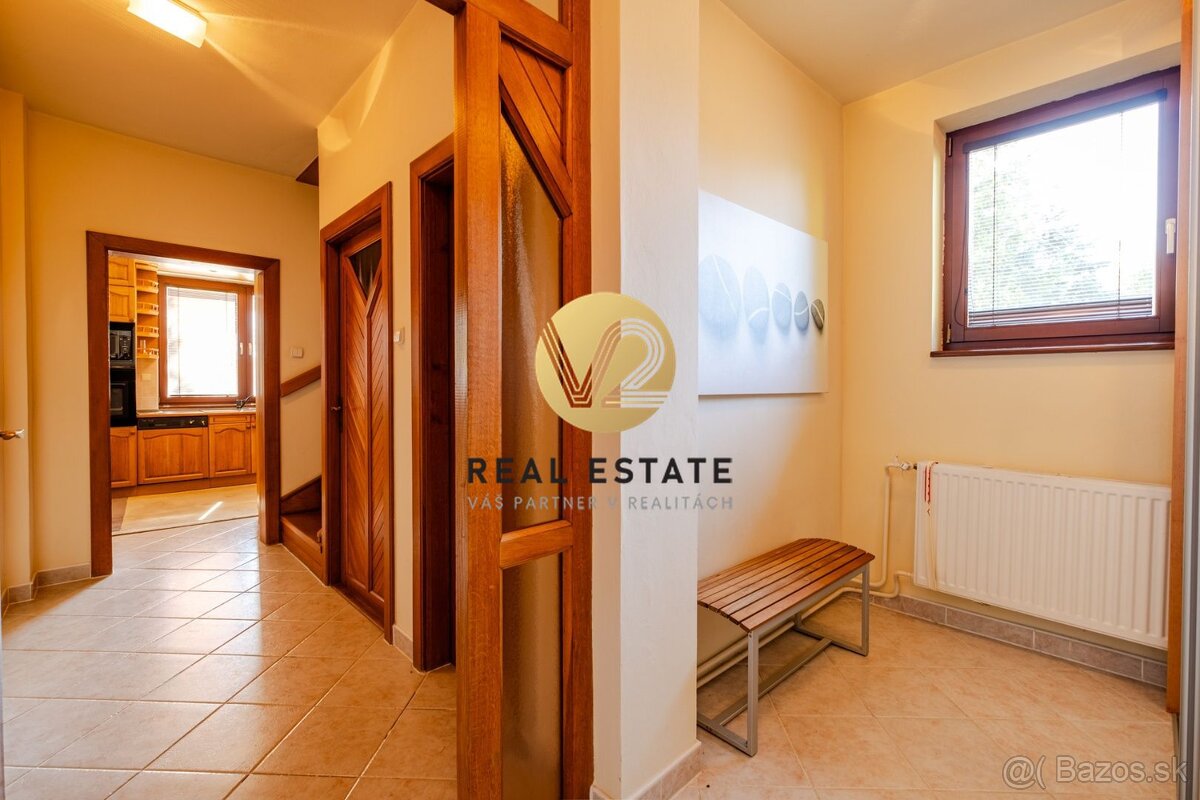 Na PREDAJ 5i rodinný dom s dvojgarážou a hosťovským domom, N - 16