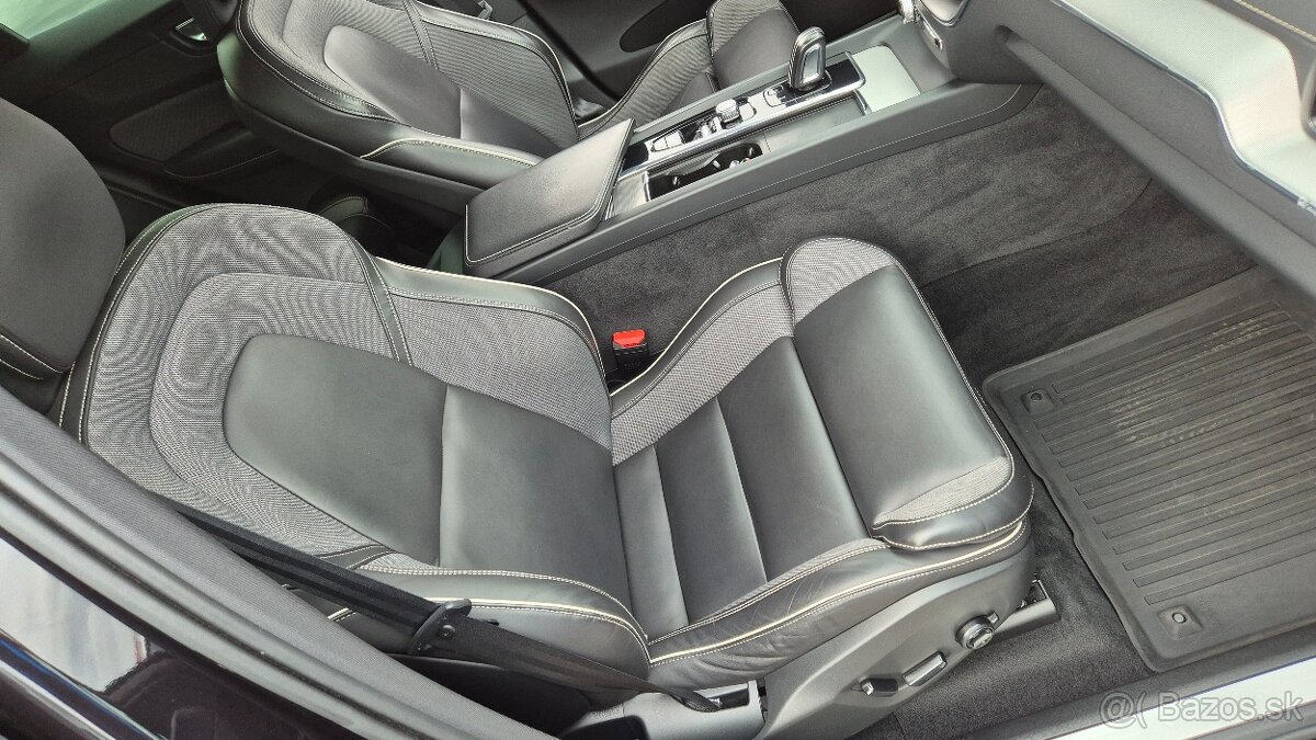 Volvo XC60 2.0 B4 mHEV DARK edition AWD - 16