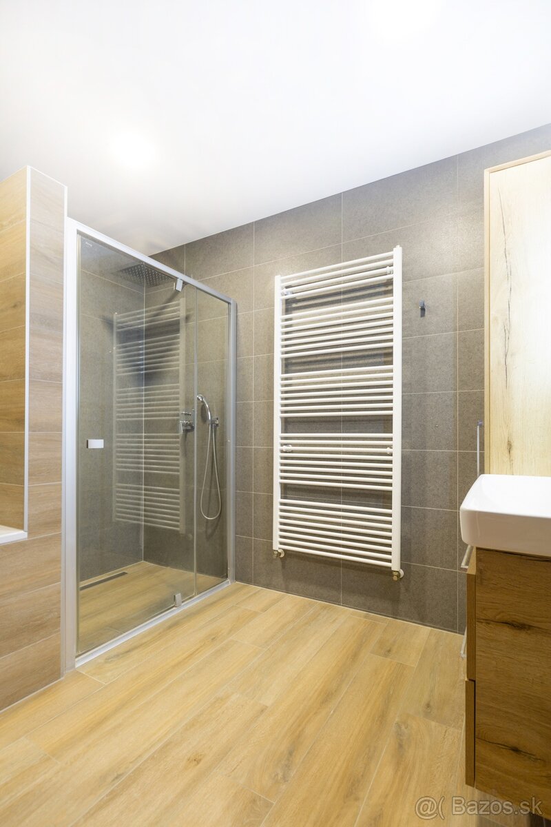 Kvalitne zrekonštruovaný dom vo Veľkých Kostoľanoch - 16