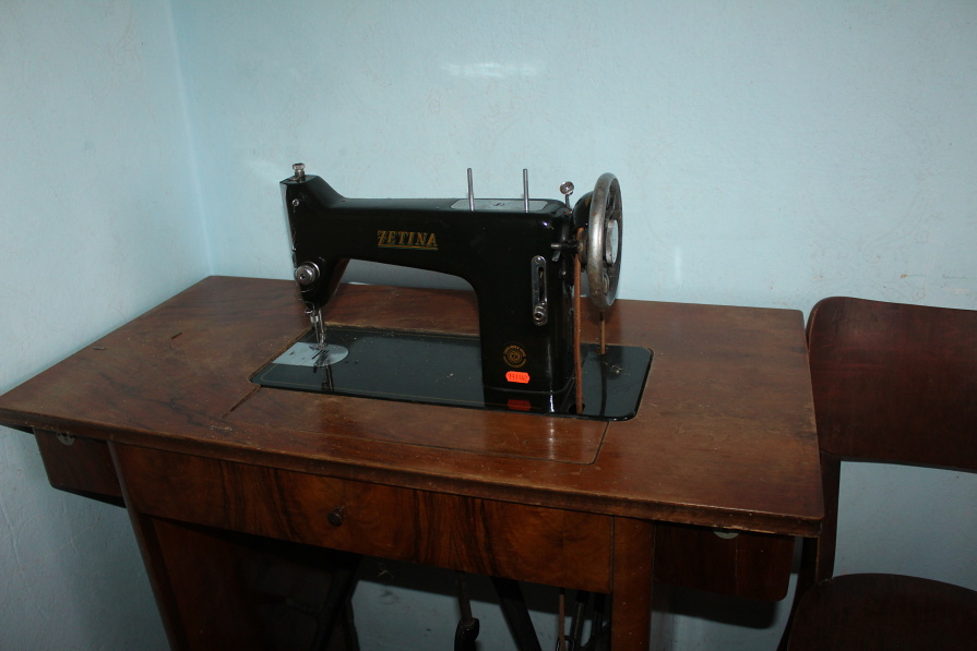 šicí stroj,skrina, knihovnička,sedačka. - 16