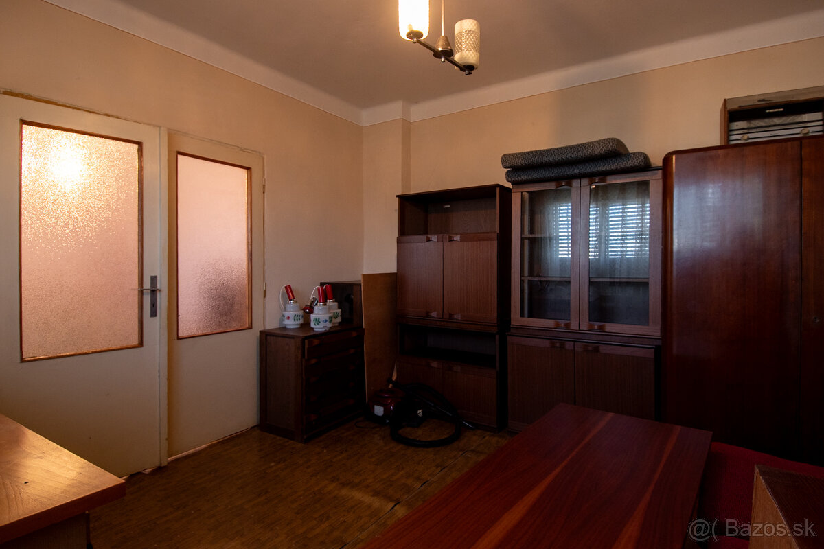 Starší trojpodlažný dom blízko centra - 16