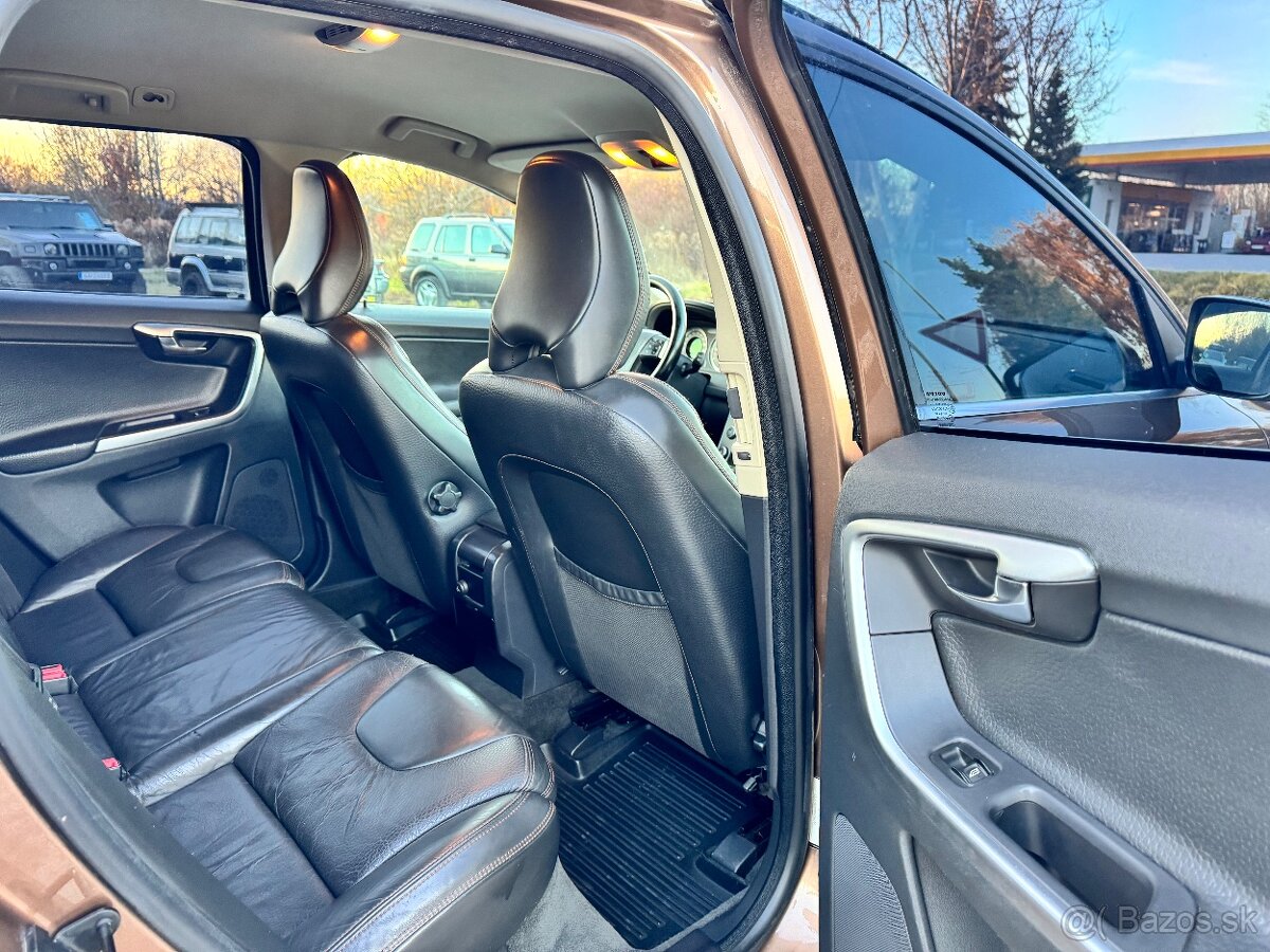 Volvo XC60 2.4D AWD Momentum Geartronic - 16