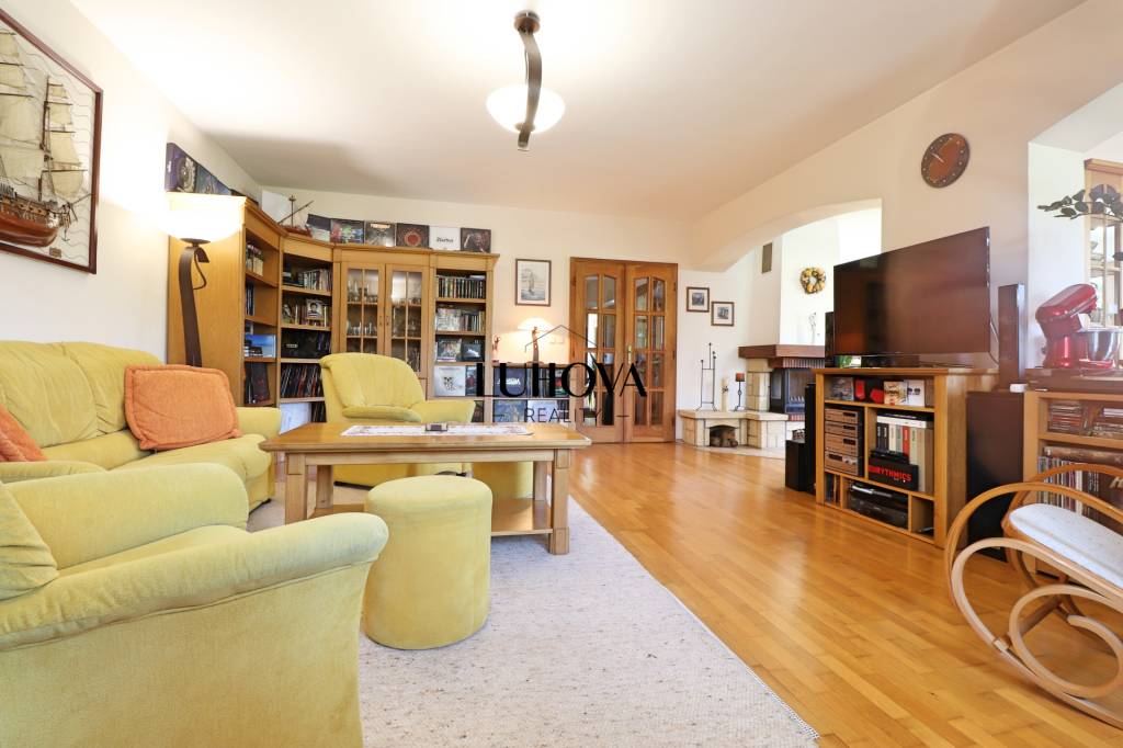 RODINNÝ dom s bazénom a krásnou záhradou - 16