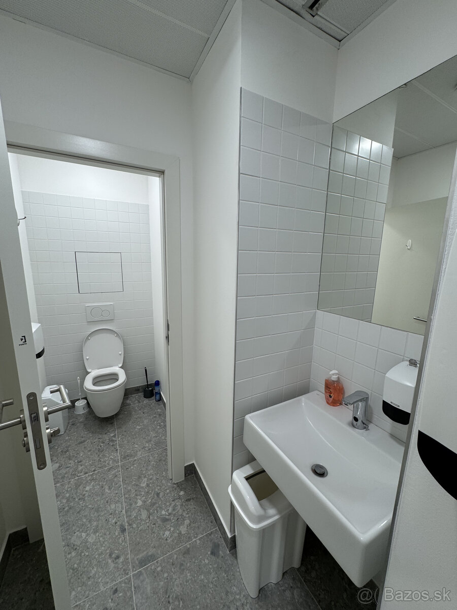 Prenájom novozrekonštruovaného samostatného kancelárskeho tr - 16