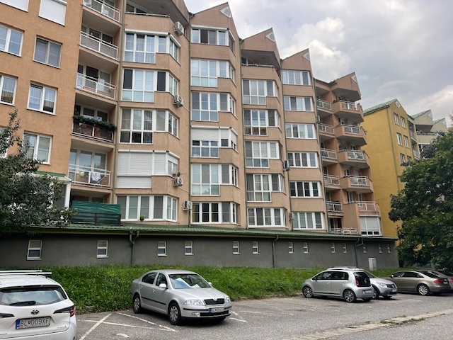 3 izb. byt v Lamači, HEYROVSKÉHO ul. - 16