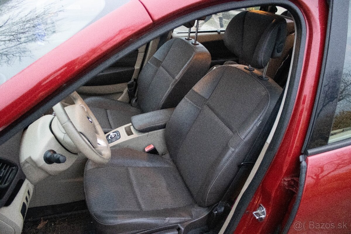 Renault Grand Scénic 1.9 dCi 96kW 7-miestne 2011 - 16