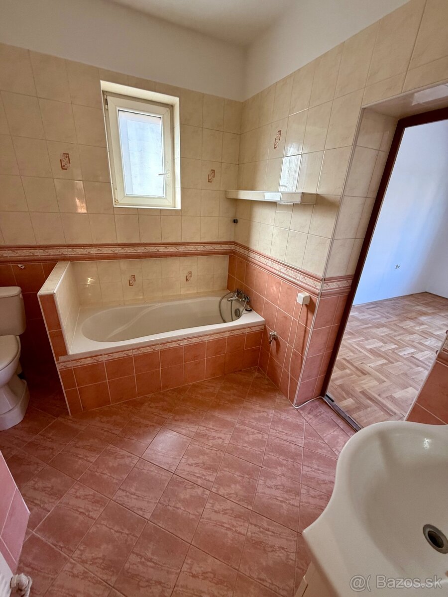 Na predaj penzion s rodinným domom v Štúrove - 16