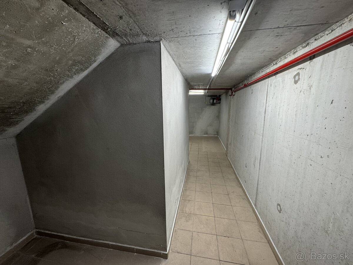 Prenájom prízemného obchodného priestoru 185 m² na prémiovej - 16