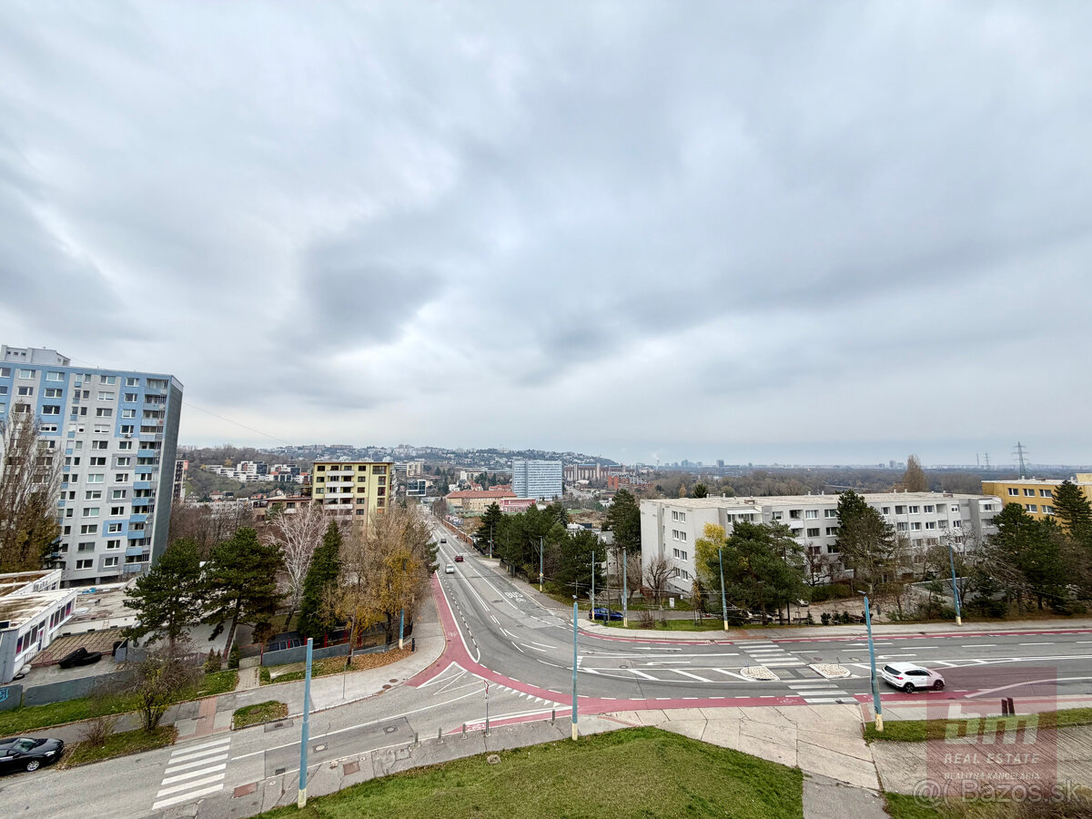 Predaj - novostavba s terasou na začiatku Karlovej Vsi - 16