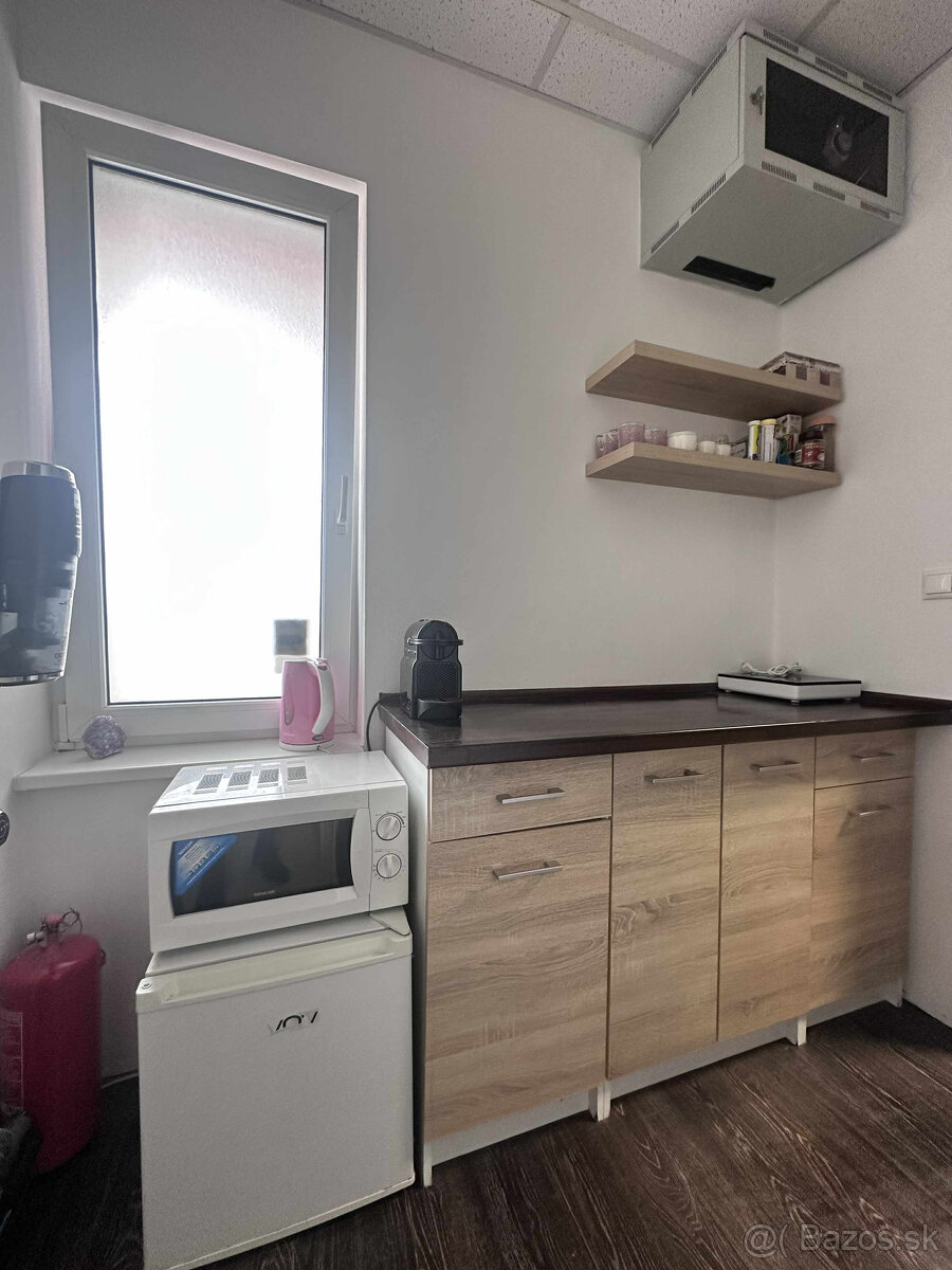 Na prenájom kompletne zariadený a funkčný salón manikúry a p - 16