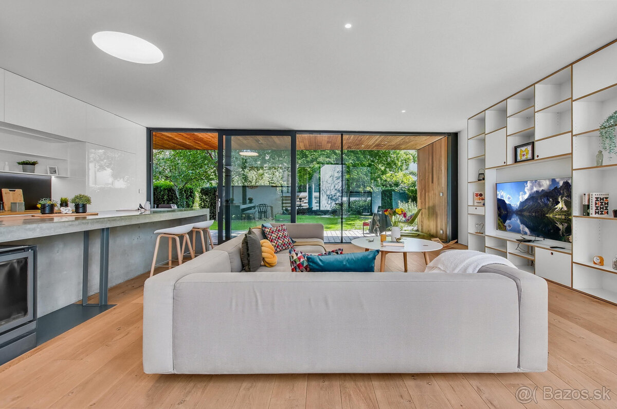 Moderný dom ukrytý za nenápadným vizuálom z ulice - 16