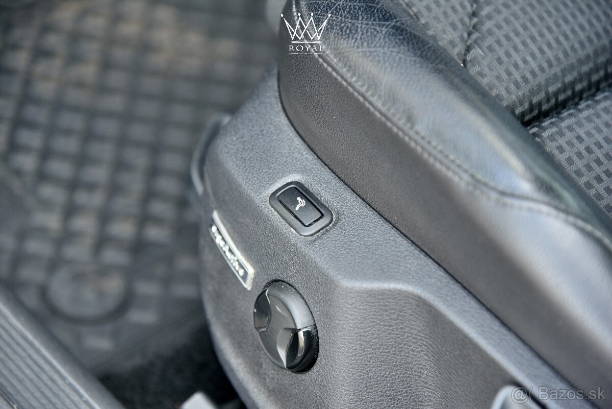 Volkswagen Golf Variant 2.0TDI Highline WEBASTO Keyless - 16