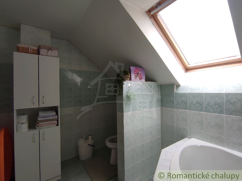 Priestranný rodinný dom s peknými výhľadmi v Hriňovej - 16