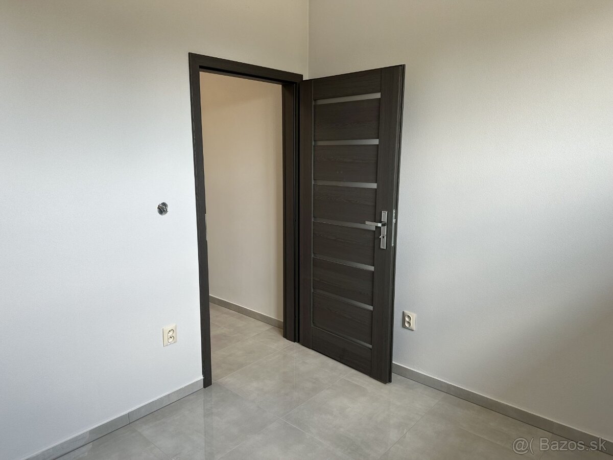 Skladové priestory v oplotenom areáli s vrátnikom - 16