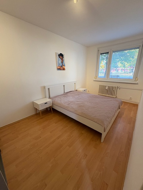 Kompletne zariadený 2-izbový byt Tilgnerova komplet 800,-Eu - 16