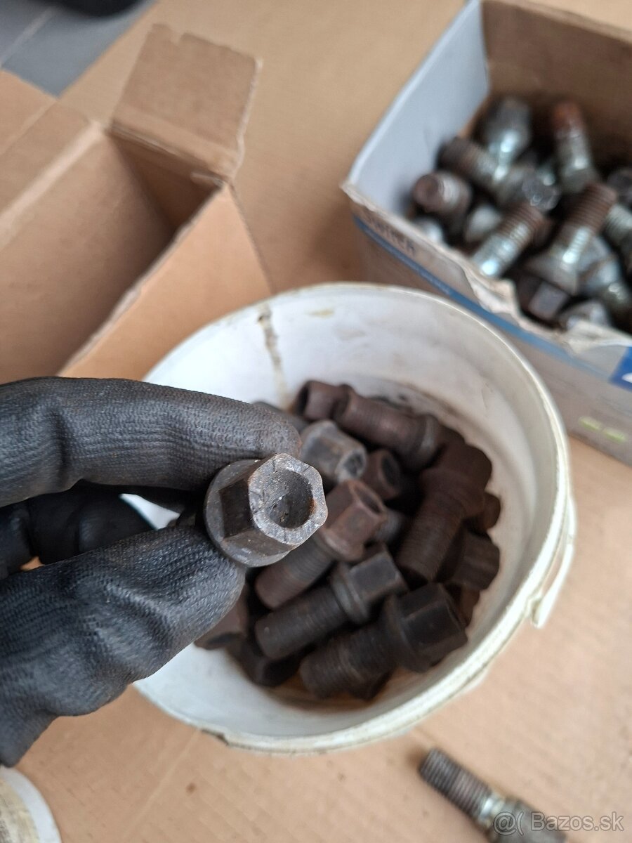 skrutky na kolesa M14 + bezpecnostne skrutky + krytky - 16