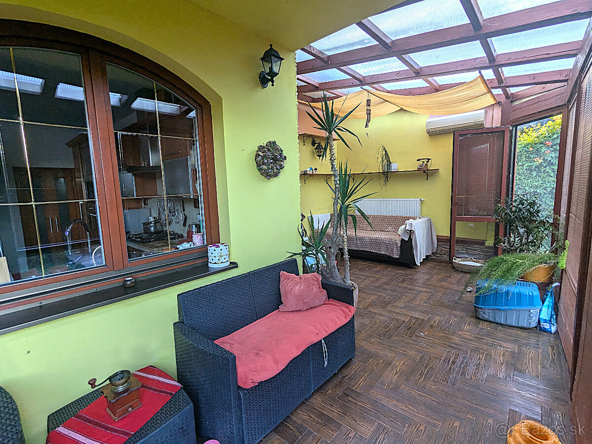 18 ročný VEĽMI PEKNÝ rodinný DOM s ROZPRÁVKOU Záhradou - Koš - 16