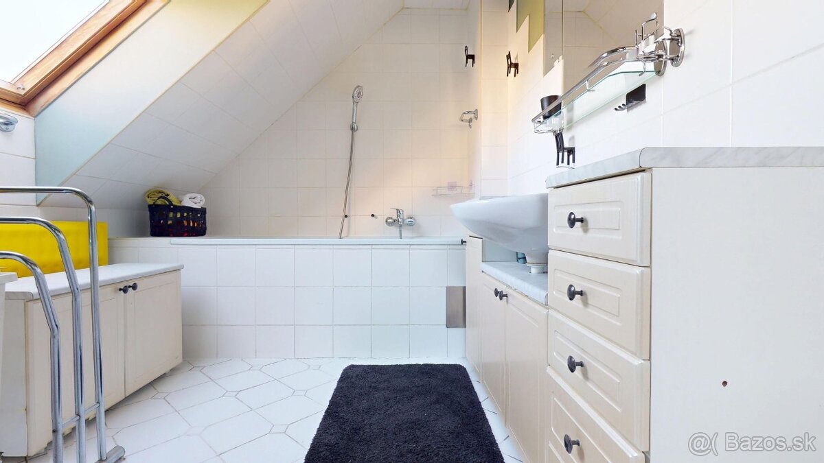 3 izb. PODKROVNÝ BYT PRI HRADE - Tvarožkova ul.- Staré Mesto - 16