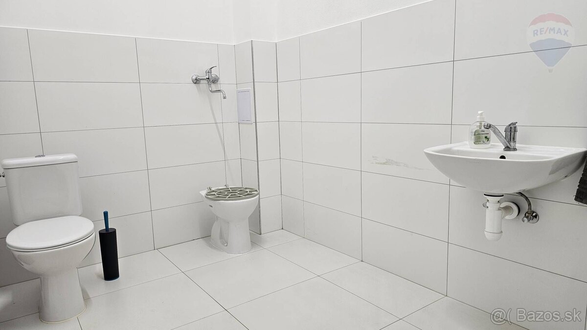 Obchodno-administratívne priestory na prenájom, Farská 10, N - 16